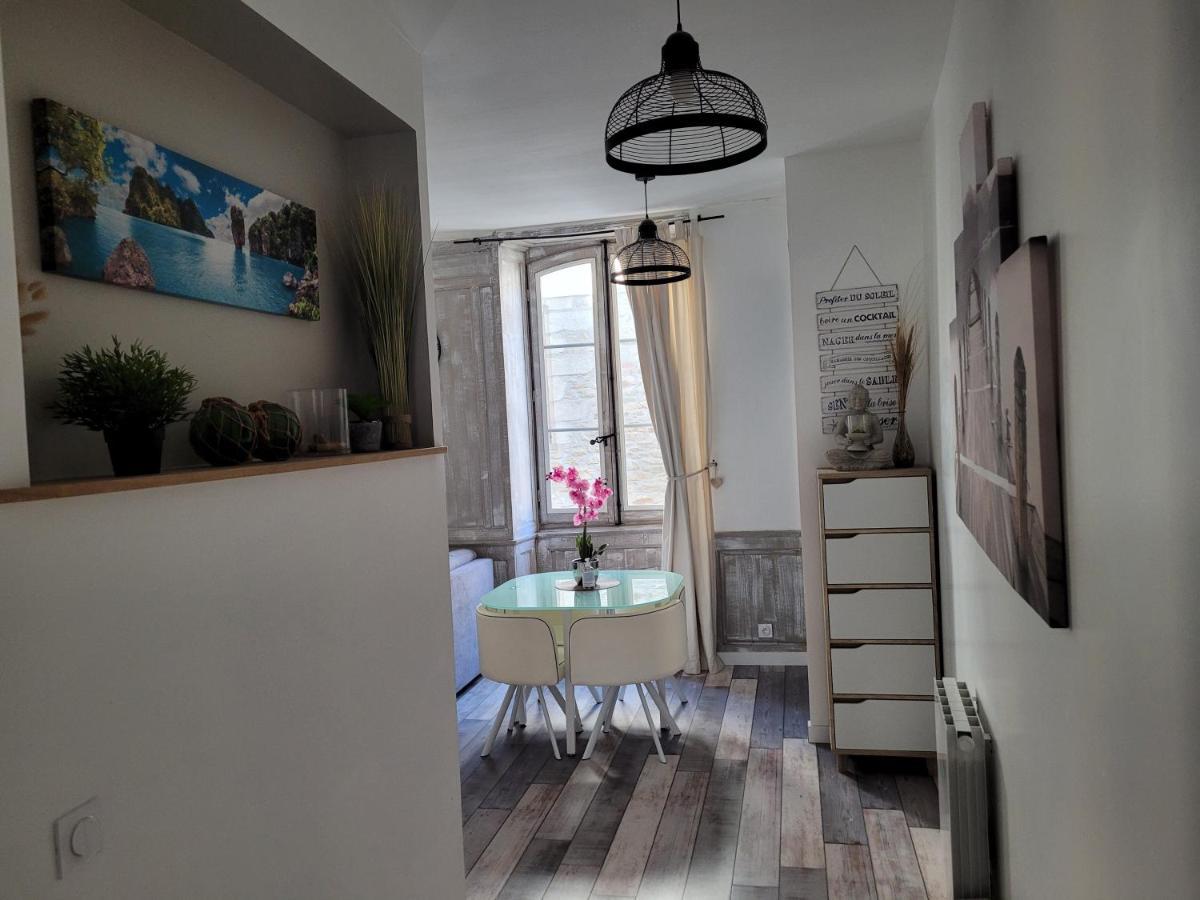 Stop 100m Du Port-parking Gratuit A 5mn Apartment
